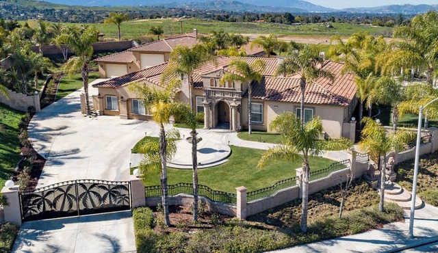 LuxHome Villa, Luxurious getaway in Riverside's most upscale neighborhood