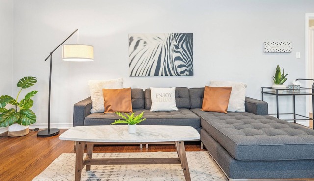 LuxoStays l! ! Lovely 2BR #SFO #Train #Laundry