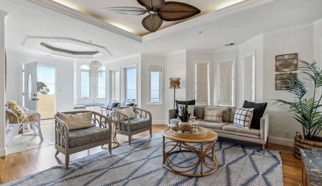 LuxoStays | Stunning Beach Home w/Games