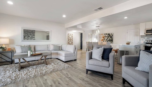 LuxoStays | Stylish 4BR w/Backyard & Near HWY