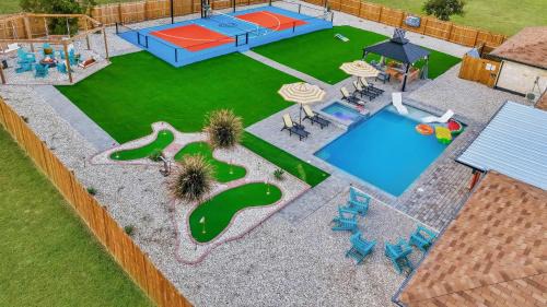 LuxPoolPickleballGolfSleeps205Min to Main
