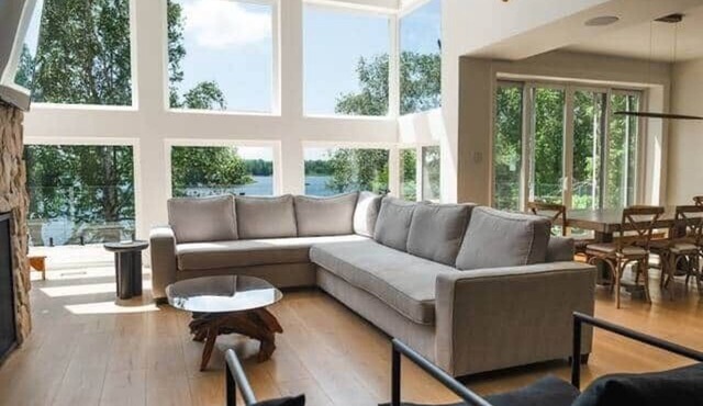 Luxury Rockshore Lakehouse w/hot tub & golf sim