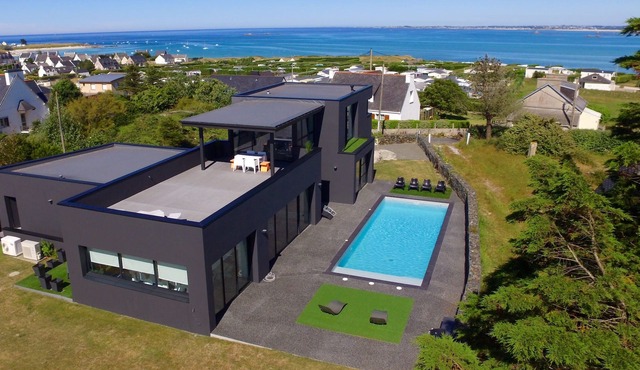 LUXURY VILLA WITH HEATED POOL 210M2/SEASIDE