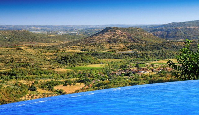 Luxury villa in the vineyards. The elegance of a new Art de Vivre.