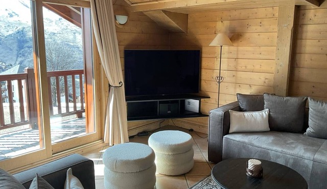 Luxury Apartment: Ski-In/Ski-Out, Pool, Spa, 8 Guests, Scenic Balcony