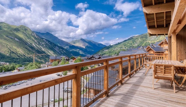 Luxury chalet for 15 in 3 Vallées with jacuzzi and sauna