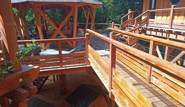 Luxueuse et Très Insolite Cabane Perchée !