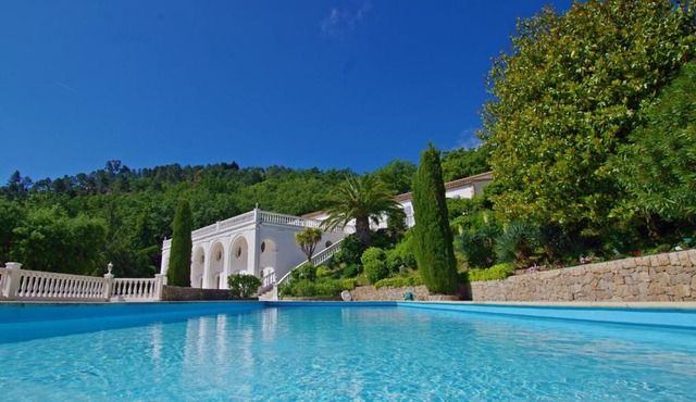 LUXUEUSE VILLA AVEC PISCINE ET VUE FEERIQUE CALME