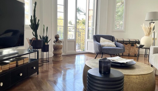 Luxueux Appartement 115m2, 3 Chambres centre ville avec parking à 5 min plage -climatisation