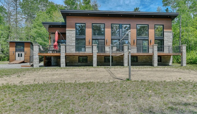 Luxueux chalet, bord de lac, 8 chambres, spa, plage & quai privé. 21 personnes.