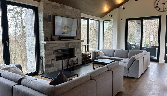 Luxueux ski in /ski out BromontnnLuxurious ski-in /ski- out chalet in Bromont