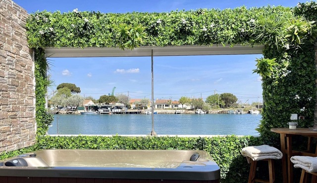 Luxury accommodation with private Jacuzzi by the water