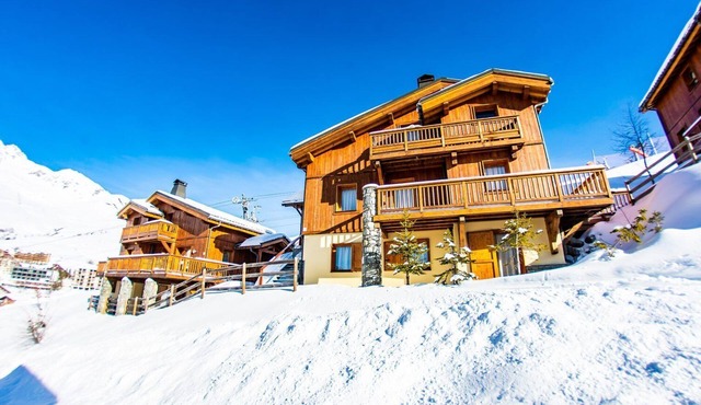 Luxury chalets (12p) 5 bed- and 3 bathrooms. Center of Saint François Longchamp with ski-in & out.