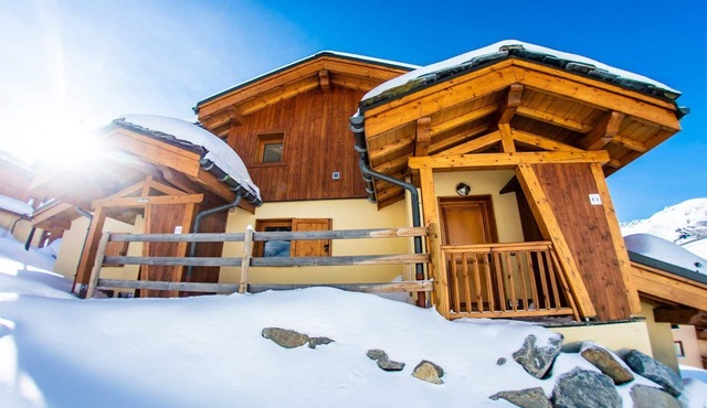 Luxury chalets (8p). 4 bedrooms and 3 bathrooms. In center of Saint François Longchamp ski in & out.