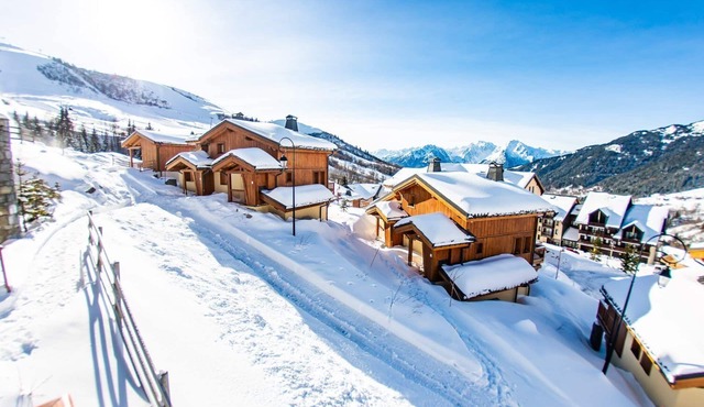 Luxury chalets (6p) With 3 bed- and bathrooms. In center of Saint François Longchamp ski in & out.