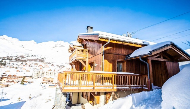 Luxury chalets (10p) 5 bed- and 3 bathrooms. In center Saint François Longchamp with ski-in & out.