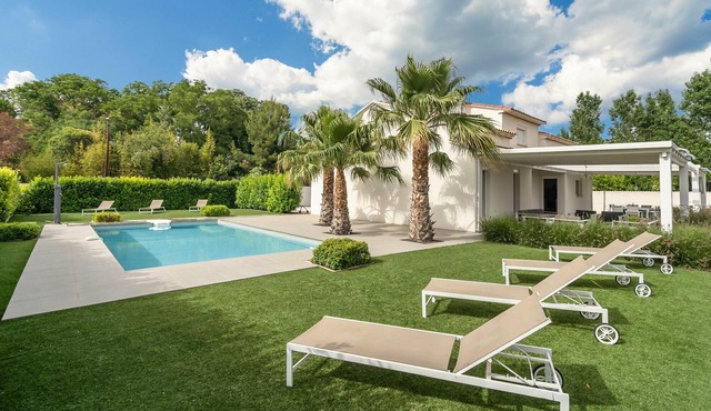 Luxurious villa in Saint geniès de Fontedit with heated pool