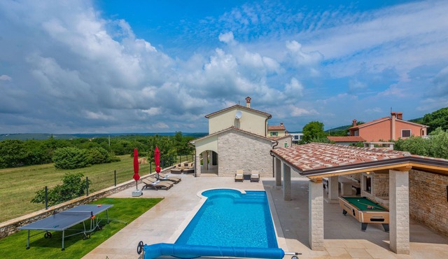 Luxuriöse Villa mit Beheiztem Pool, 2km zum Strand
