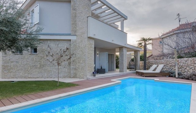 Luxuriöse Villa White Rose mit Pool in der Nähe von Zrče Beach by Interhome