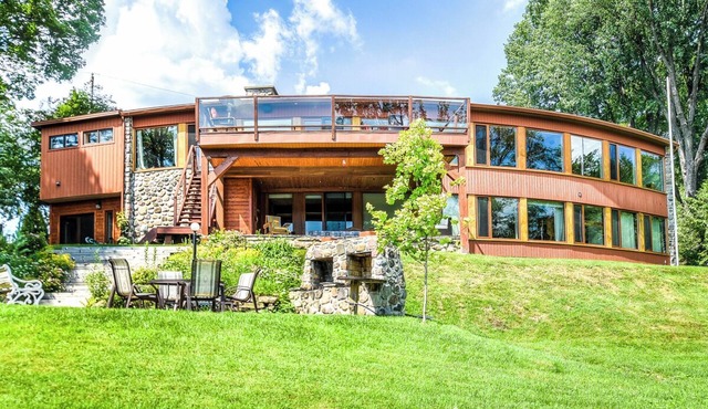 Luxurious property in the Laurentians on the shores of majestic Lac des Sables