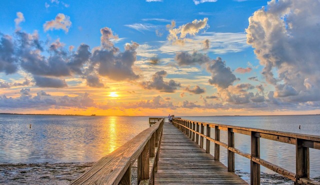 Luxuriate in TWO en Suite Masters; Family friendly; Roll-in Shower; Entry ramp!