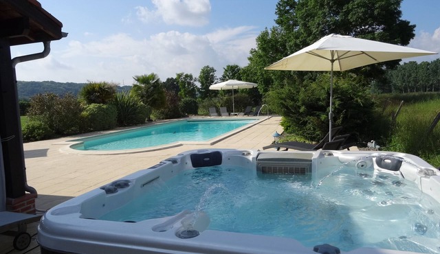 Luxurious, charming detached 4 star tourisme gite with swimming pool& jacuzzi