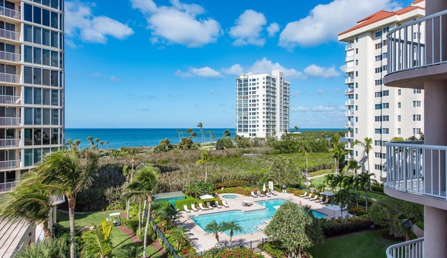 Luxurios beach condo with balcony in every room and private beach access