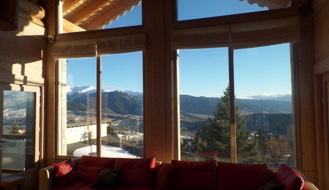 Luxurious log chalet in the city centre, south-facing, panoramic view