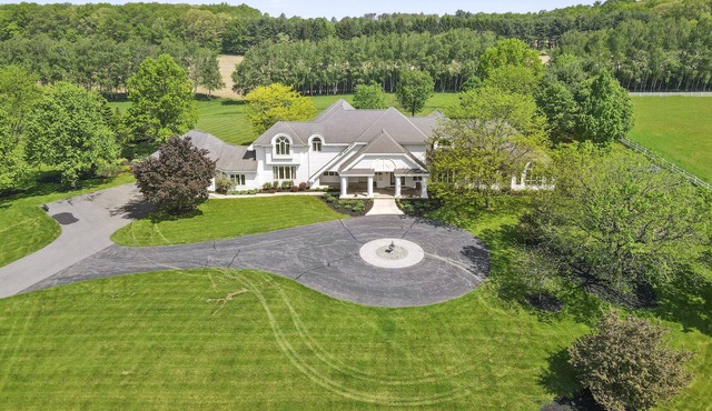 Luxurious Ã La Mode Valley Farm House(1735)