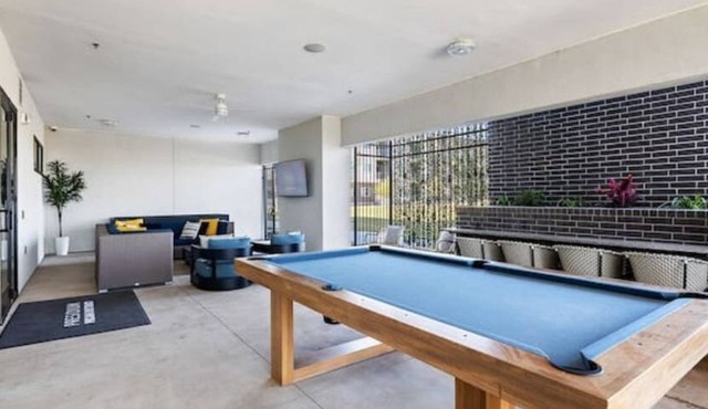 Luxurious 1:1 Suite, Pool, Billiards; 17min Domain