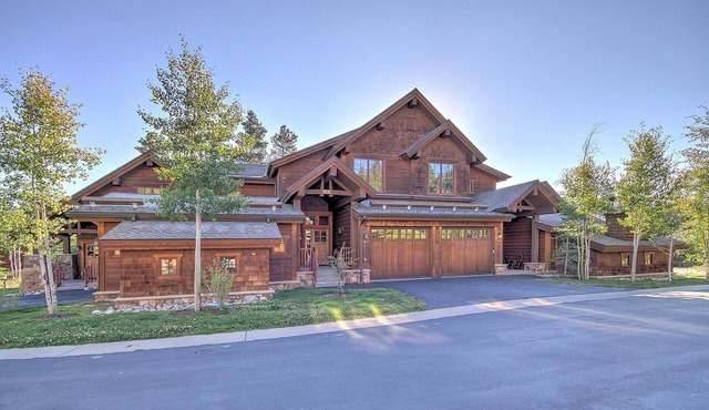 LUXURIOUS 1,400 SQFT TOWN HOME, SKI-IN, WALK TO GONDOLA AND MAIN ST BRECKENRIDGE