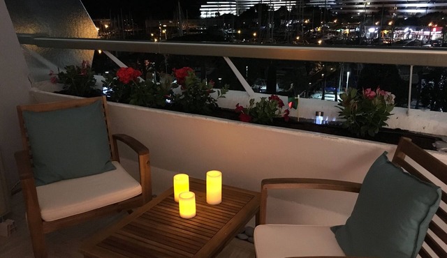 Luxurious 1-bedroom condo, sea views, all amenities