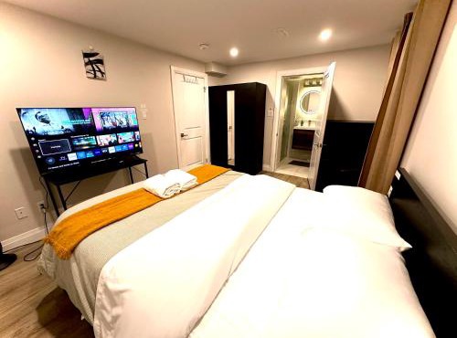 Luxurious 1-Bedroom, 1-Bathroom Suite Near Fairview Mall & Waterloo Airport