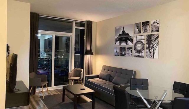 Luxurious 1 Bedroom+ Den, 1 Bath Condo/Square One