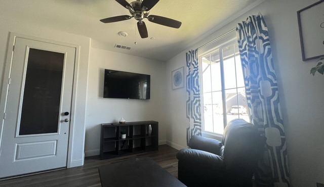 Luxurious 1 Bedroom In-law Suite "Private Entry"