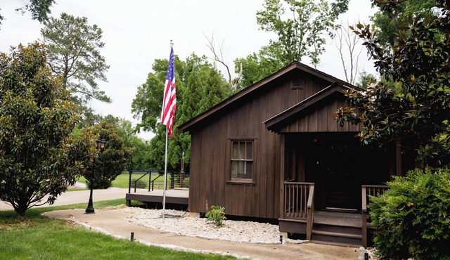 Luxurious 1-bedroom riverfront Cottage with AC and WiFi in charming Midlothian.