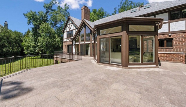 Luxurious 10-Bed Retreat in the Heart of McLean