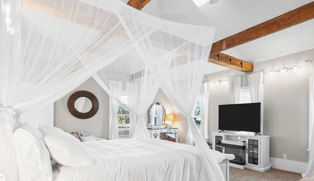 Luxurious 1875 centrally loc. Canton/Akron home, expansive primary & sunset view