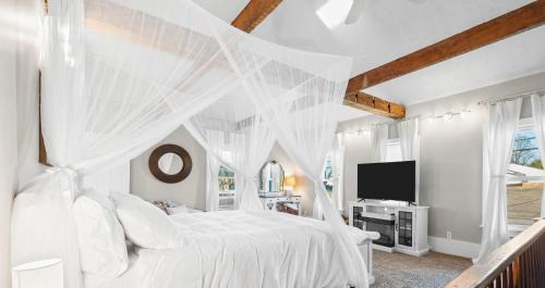 Luxurious 1875 centrally located Canton Akron home, expansive primary & sunset view