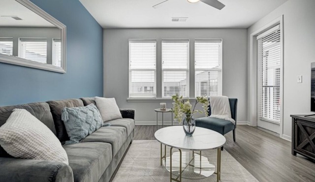 *LUXURIOUS 1BED/1BATH - KING BED* -POOL