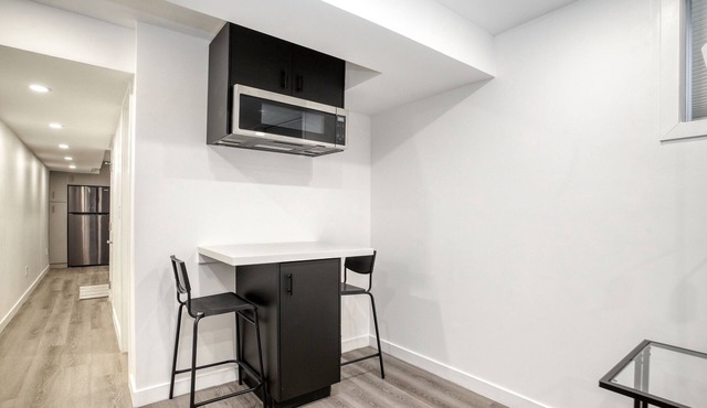 Luxurious 1Bedroom/2 Bed/1Bath Apartment with WFH Setup