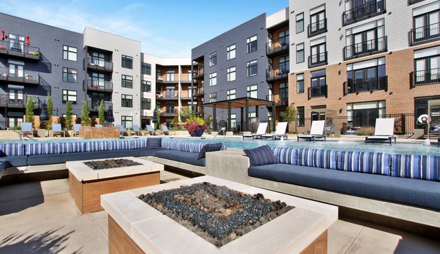 Luxurious 1BR APT in DT with Infinite-Edge Pool, Sauna & Golf Simulator