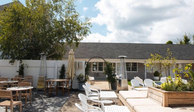 Luxurious 1BR Poolside, Daily Breakfast, Patio