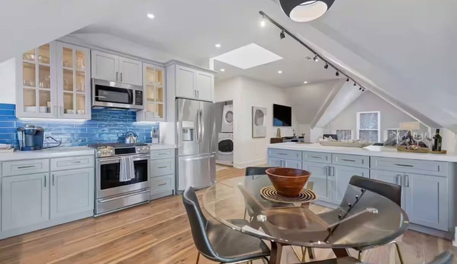 Luxurious 2 Bdrm 2 Bath 3rd floor Walkup