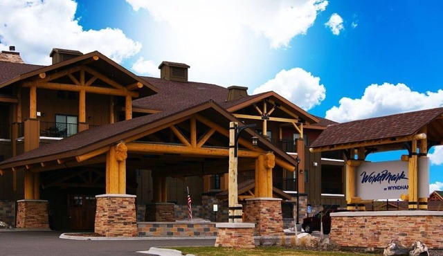 Luxurious 2 bedroom twin condo at the entrance to Yellowstone NP