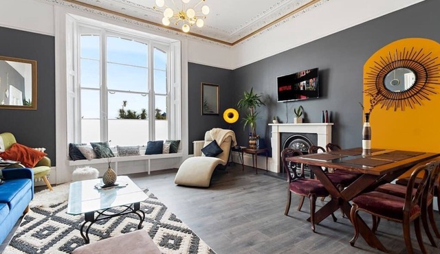 Luxurious 2 Bed Apartment, Free Parking & Netflix