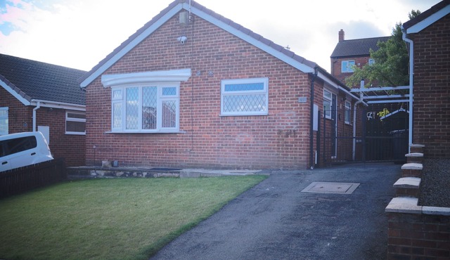 Luxurious 2-Bed Bungalow, modern and beautiful tiered gardens with scenic views