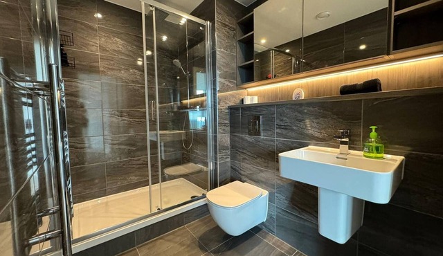 Luxurious 2 bed city view apartment