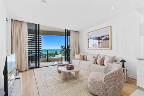 Luxurious 2-Bed Designer Retreat at Oracle Resort