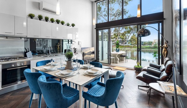 Luxurious 2-Bed Loft with Waterside Views